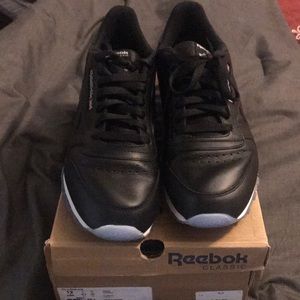 Men’s all black Reebok classics!